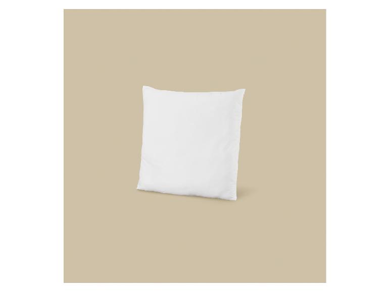 Wit kussen op een beige achtergrond