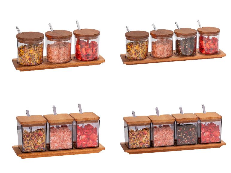 Kruidenset: kruiden, roze zout, peper, gedroogde aardbeien in glazen potjes met houten deksels.