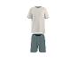 Beige T-shirt met korte mouwen en zak, en groene shorts voor heren.