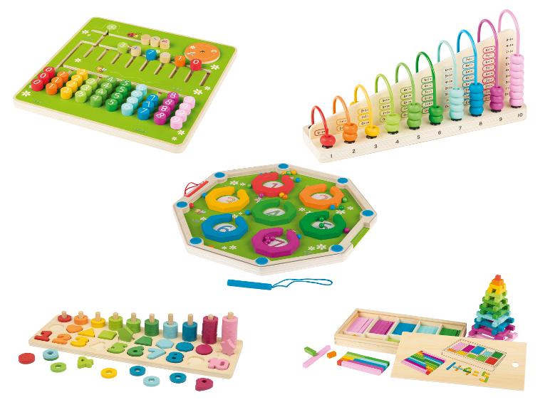 Een collectie houten educatief speelgoed, waaronder een cijferlabyrint, een telraam, een vormensorteerder en telblokken.