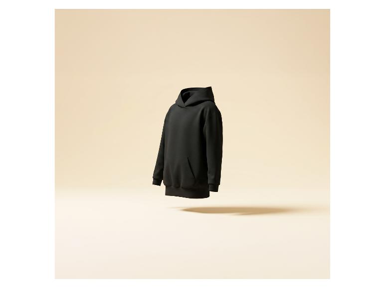Zwarte hoodie zwevend tegen een beige achtergrond.