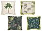 Vier kussens met tropisch thema: één met een palmboom, één met meerdere palmbomen, één met grote groene bladeren en één met apen en roze bloemen.