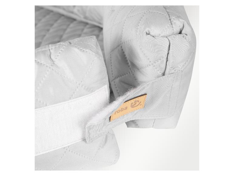 Grijs, gewatteerd babynestje met klittenbandsluiting en een bruin Roba-label.