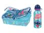 Blauwe lunchbox en waterfles met stripfiguurontwerp en de tekst 'JUST STITCH'.