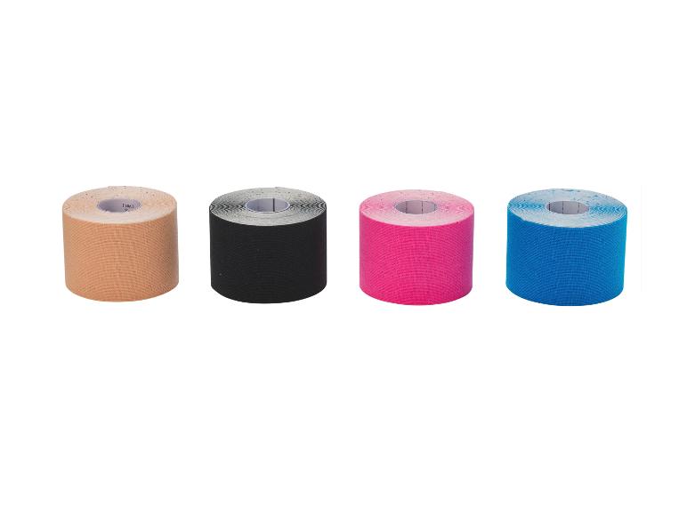 Vier rollen kinesiotape in verschillende kleuren: beige, zwart, roze en blauw.