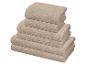 Stapel van zes zandkleurige handdoeken, netjes opgevouwen en op elkaar gestapeld.