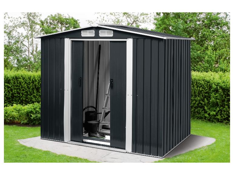 Donkergrijze tuinschuur met open deuren, met een gieter en ladder erin.