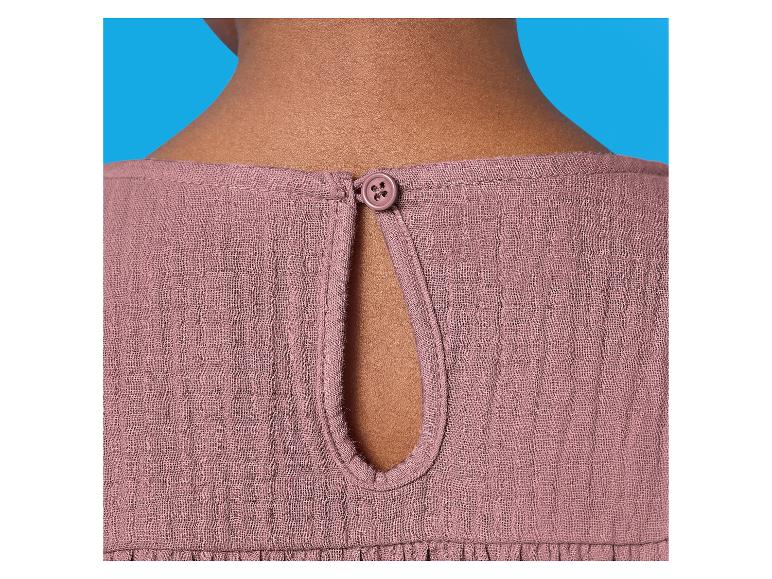 Roze jurk met knoopsluiting en druppelvormige opening aan de achterkant.