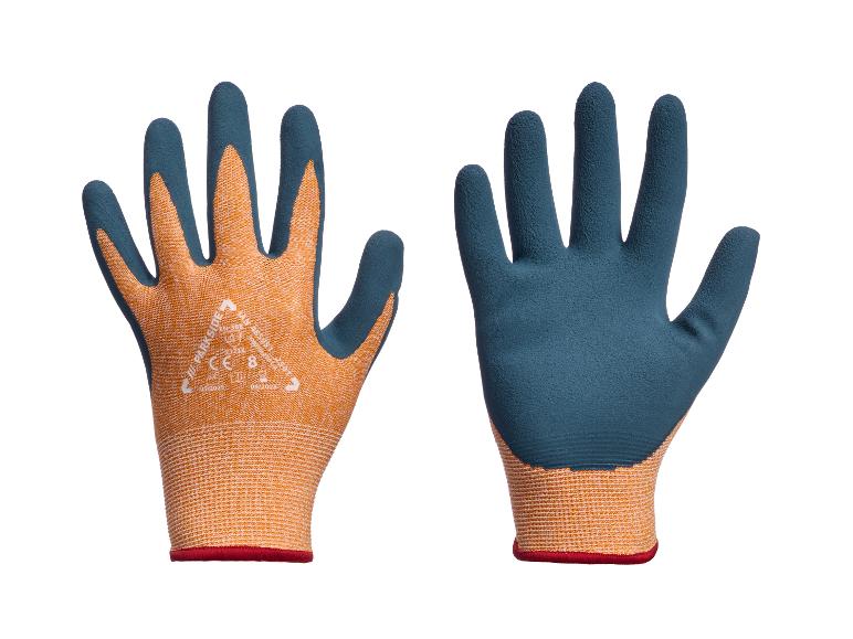 Twee oranje en blauwe werkhandschoenen, één met etiket, op een witte achtergrond.