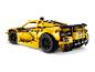 Gele LEGO Technic Corvette sportwagen, van achteren gezien.