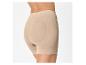 Vrouw in beige corrigerende shorts, achteraanzicht.