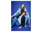 Man en vrouw in jeans en sportieve jassen met tekst