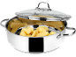 Roestvrijstalen pan met glazen deksel en geschilde aardappelen om te stomen.