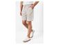 Beige linnen shorts en witte sneakers voor heren.