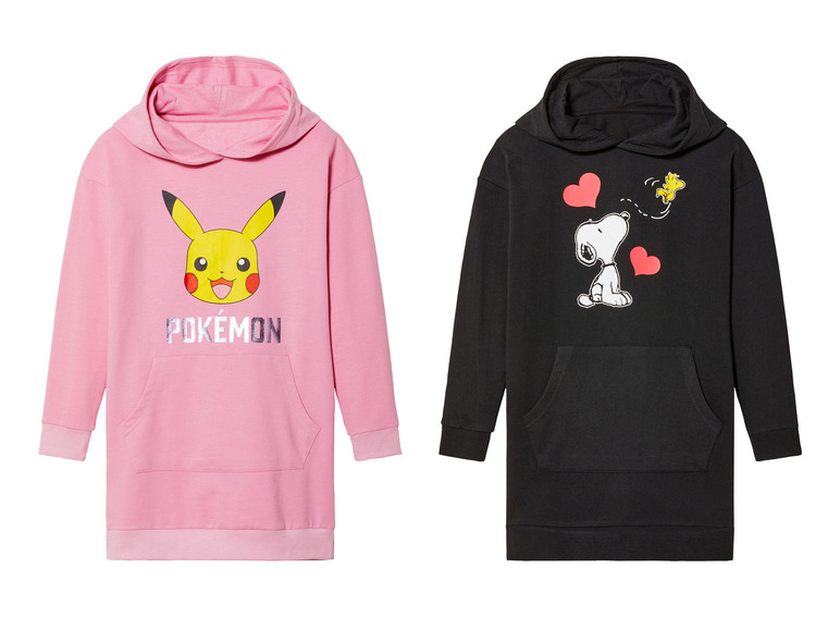 Twee hoodies, een roze met Pikachu en Pokémon-logo, de andere zwart met Snoopy en Woodstock.