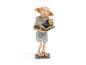 Dobby-figuur uit de NIKE-serie Magische Wezens die een open boek vasthoudt.