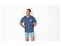 Man in een blauw T-shirt met 'CALL IT A DAY' tekst en blauwe geruite shorts.