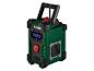 Groene en zwarte bouwradio met handvat, display en bedieningsknoppen.