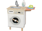 Houten speelgoedwasmachine met gootsteen, wasmiddel, strijkijzer en strijkplank.