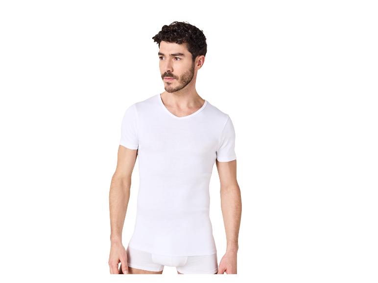 Man in wit T-shirt met korte mouwen en witte boxershort.