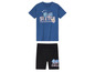 Een blauwe Stitch T-shirt en zwarte shorts.