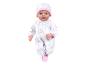 Een babypop met een roze muts en een pyjama met olifanten.