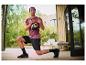 Een man in CRIVIT functionele short doet lunges met een kettlebell.
