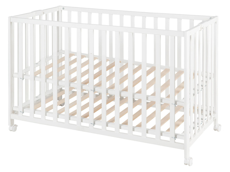 Wit houten babybed met wielen.