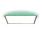 Rechthoekige LED-plafondlamp met een groene omgevingsgloed.