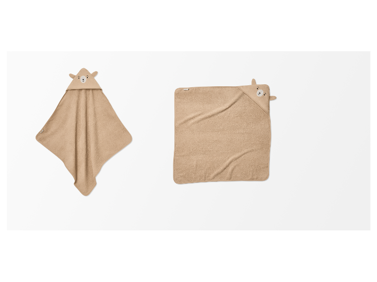 Twee beige babybadhanddoeken: één met capuchon, één zonder.