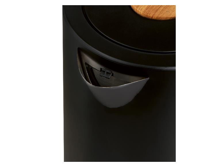 Zwarte waterkoker met houten deksel en geïntegreerd filter