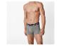 Shirtloze man in grijze boxershorts met een zwarte tailleband en witte strepen.