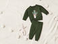 Een groene sweater en broek met een cactus-print voor baby's.
