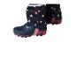 Donkerblauwe kinderwinteroverall met hartjespatroon en winterlaarzen.