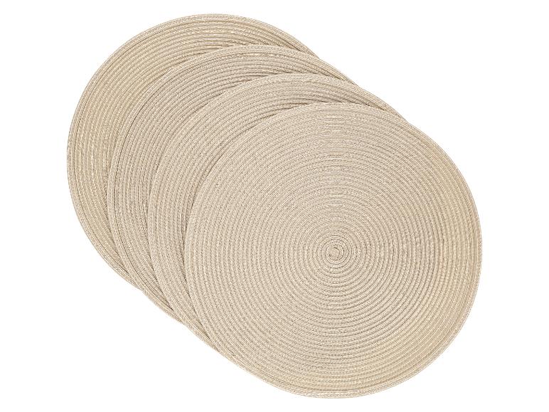 Een stapel van vijf ronde, beige geweven placemats.