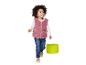 Kind in roze vest en jeans, lachend en opzij kijkend.