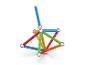 Kleurrijke magnetische staafjes en metalen ballen die een geometrische constructie vormen.