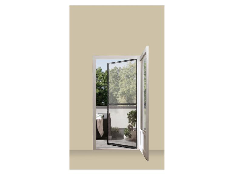 Open balkondeur met hor, uitzicht op terras met tuinmeubelen.