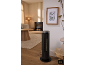 Zwarte torenverwarming met 25°C display in een moderne woonkamer.