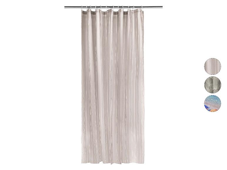 Beige douchegordijn met verticale strepen en ringen, met designvoorbeelden.