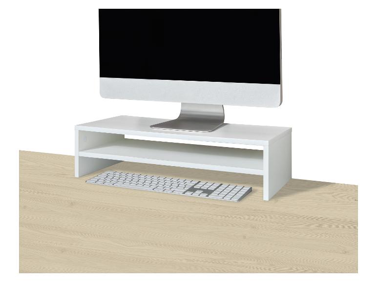 Witte monitorstandaard met plank en toetsenbord op een lichte houten tafel.