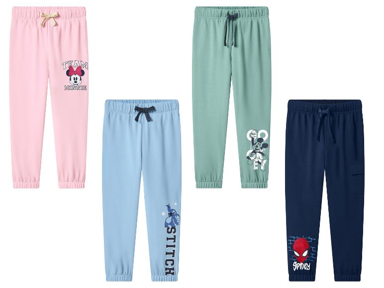 Vier kinderjoggingbroeken: roze met Minnie Mouse, lichtblauw met Stitch, groen met Mickey Mouse en marineblauw met Spidey.