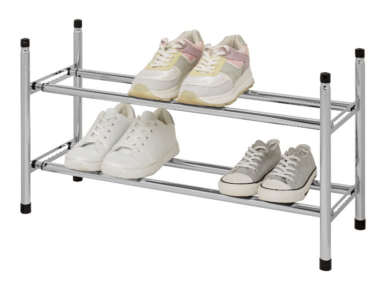 Een chromen schoenenrek met twee lagen met verschillende sneakers.