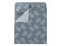 Bed met blauw geometrisch dekbedovertrek en twee kussens