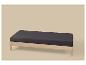 Bruin houten bedframe met een donker matras op een beige achtergrond.