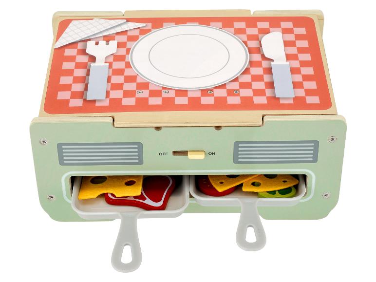 Houten speelgoedbroodrooster met rood geruite bovenkant, bord, bestek en uitschuifbare lades met eten.