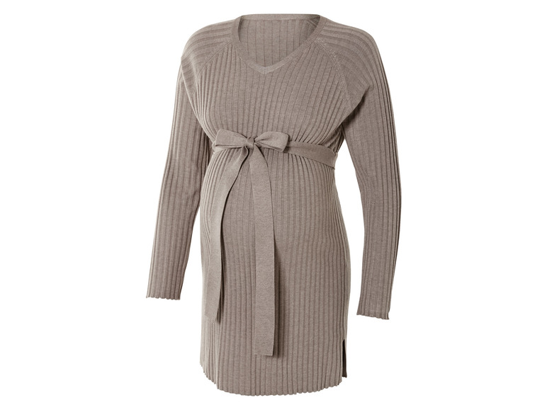 Een beige gebreide jurk met lange mouwen en een strik in de taille.