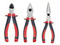 Drie tangen met rode handvatten: een kniptang, een tang met lange bek en een tang met platte bek.