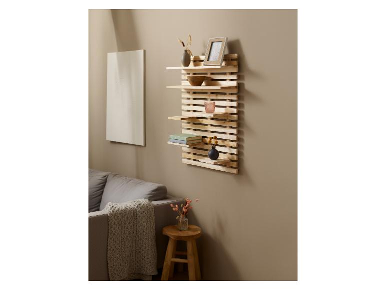 Lichte houten wandplank met decoratieve voorwerpen.