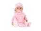 Babypop in roze kleding met hartjes, speen en flesje.